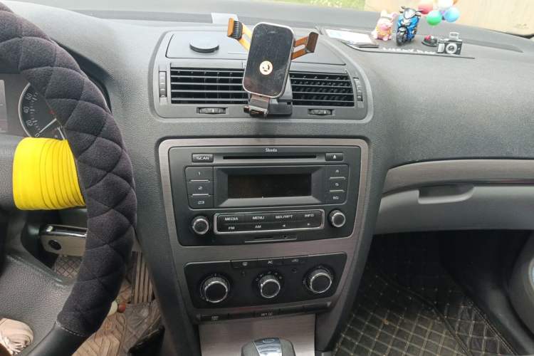 Used Skoda Octavia 2012 1.6L Automatic Yijie Edition Audio And AC Panel