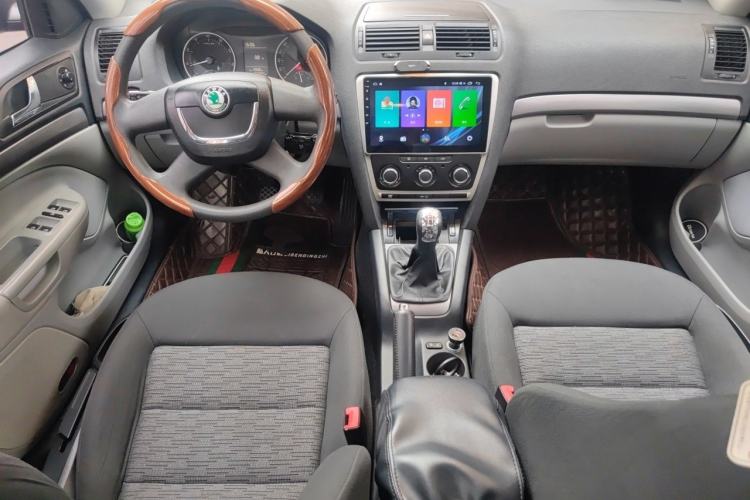 Used Skoda Octavia 2012 1.6L Manual Yijie Edition Center Console