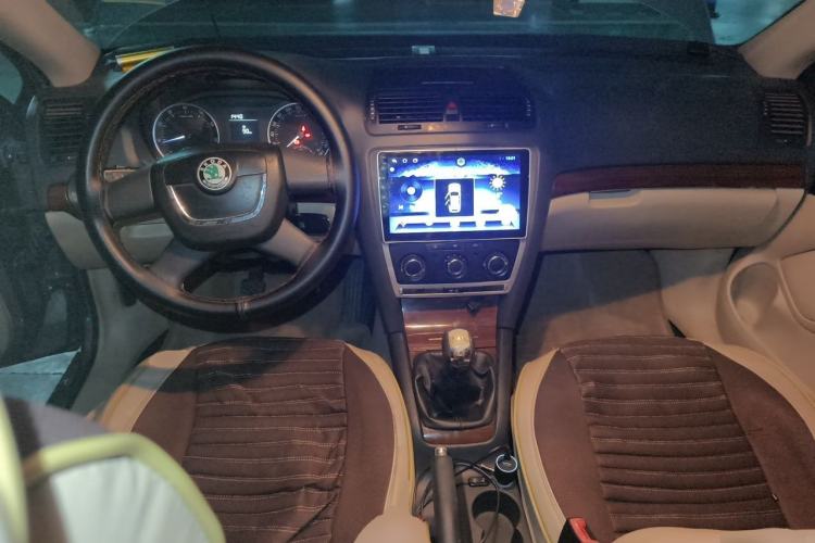 Used Skoda Octavia 2012 1.6L Manual Yijun Edition Center Console