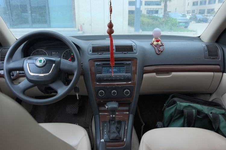 Used Skoda Octavia 2012 1.6L Automatic Yijun Edition Center Console