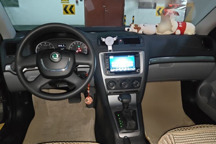 Used Skoda Octavia 2012 1.6L Automatic Yijie Edition Center Console