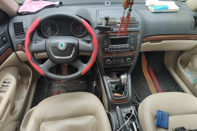Used Skoda Octavia 2012 1.6L Manual Yijun Edition Center Console