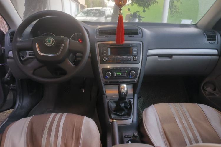 Used Skoda Octavia 2012 1.6L Manual Yijun Edition Center Console