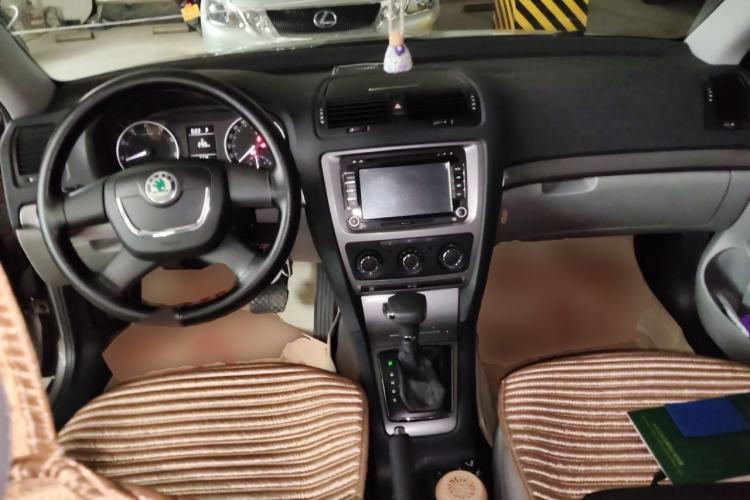Used Skoda Octavia 2012 1.6L Automatic Yijun Edition Center Console
