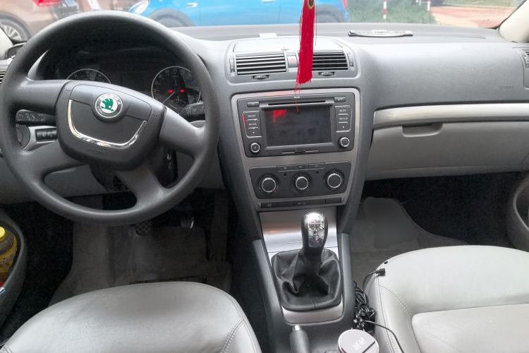 Used Skoda Octavia 2012 1.6L Manual Yijun Edition Center Console