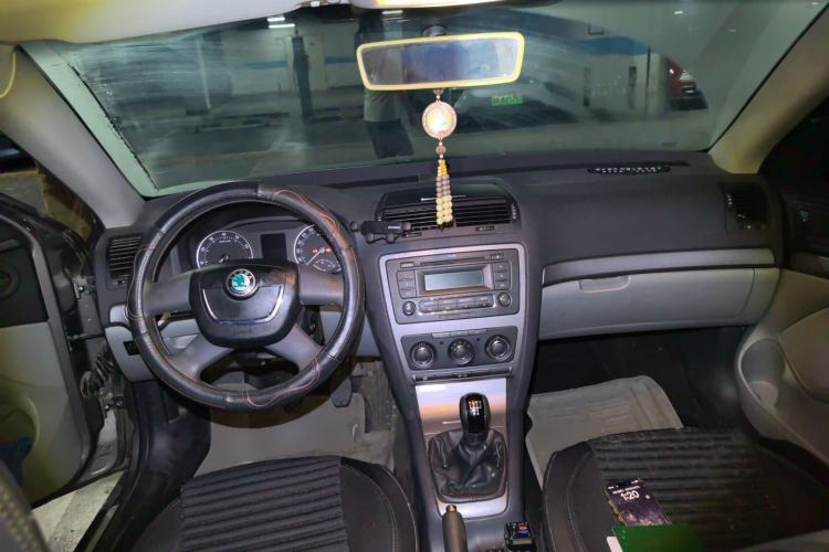 Used Skoda Octavia 2012 2.0L Manual Yijie Version Center Console