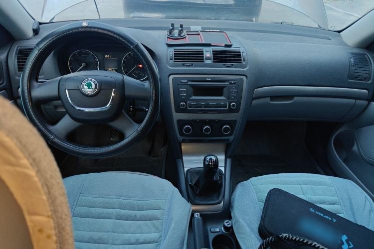 Used Skoda Octavia 2012 2.0L Manual Yijie Version Center Console