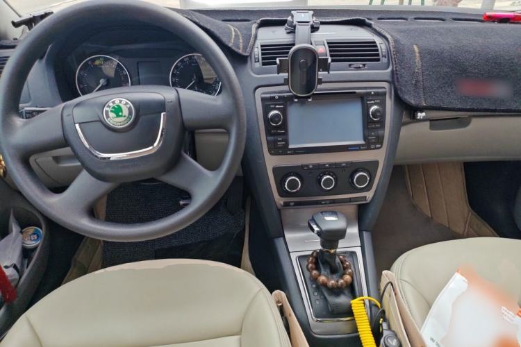 Used Skoda Octavia 2012 1.6L Automatic Yijie Edition Center Console