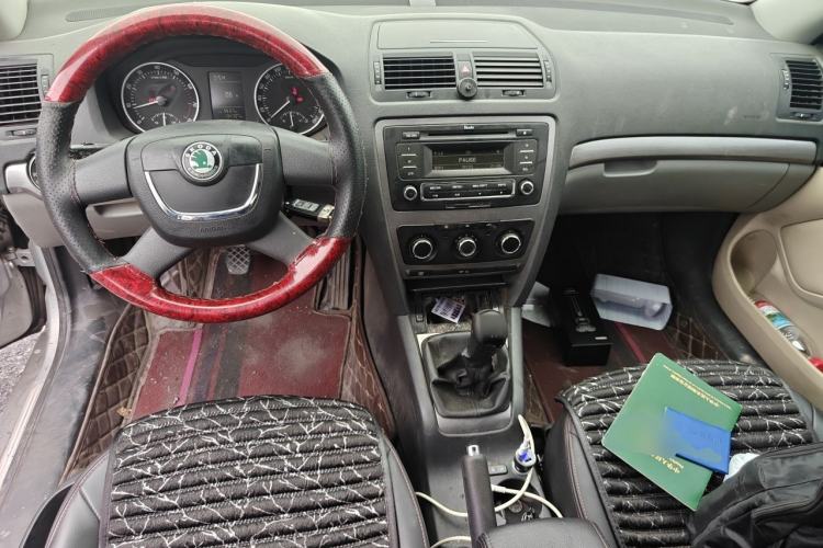 Used Skoda Octavia 2012 1.6L Manual Yijie Edition Center Console