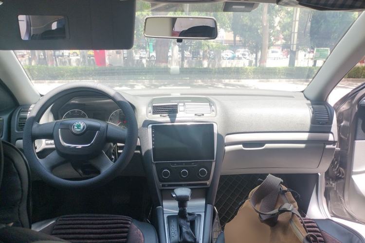 Used Skoda Octavia 2012 1.6L Automatic Yijie Edition Center Console