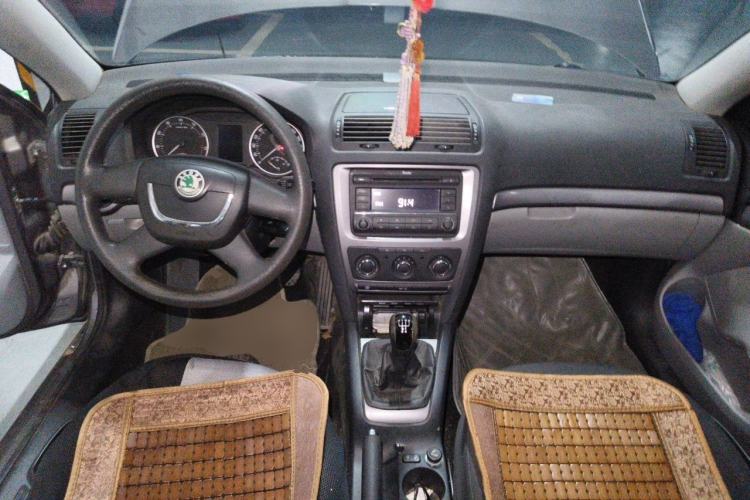 Used Skoda Octavia 2012 1.6L Manual Yijie Edition Center Console