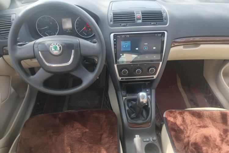 Used Skoda Octavia 2012 1.6L Manual Yijun Edition Center Console