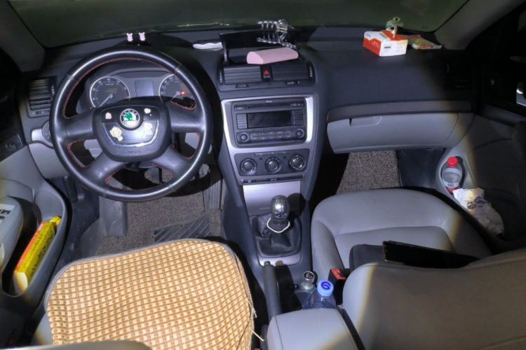 Used Skoda Octavia 2012 1.6L Manual Yijun Edition Center Console