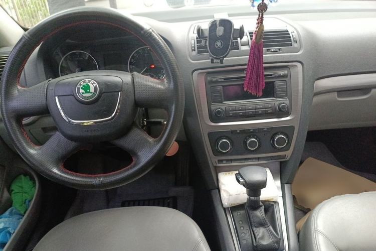 Used Skoda Octavia 2012 1.6L Automatic Yijun Edition Center Console