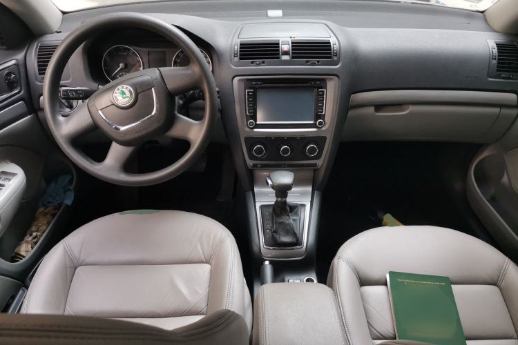 Used Skoda Octavia 2012 2.0L Automatic Yijie Version Center Console