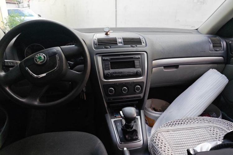 Used Skoda Octavia 2012 1.6L Automatic Yijie Edition Center Console