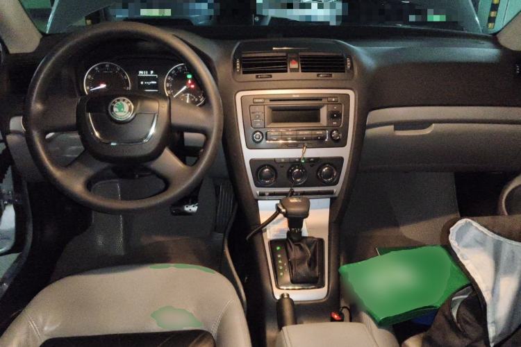 Used Skoda Octavia 2012 1.6L Automatic Yijun Edition Center Console