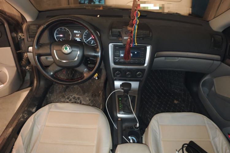 Used Skoda Octavia 2012 1.6L Automatic Yijie Edition Center Console