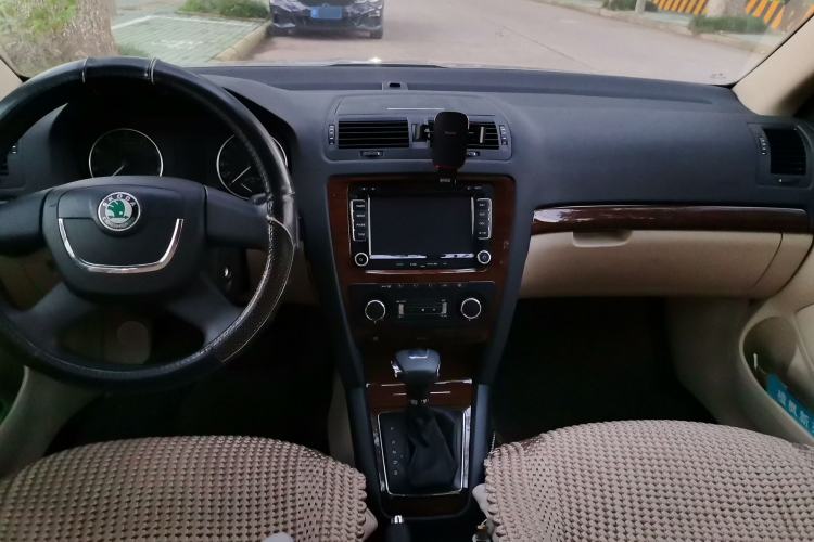 Used Skoda Octavia 2012 1.6L Automatic Yijie Edition Center Console