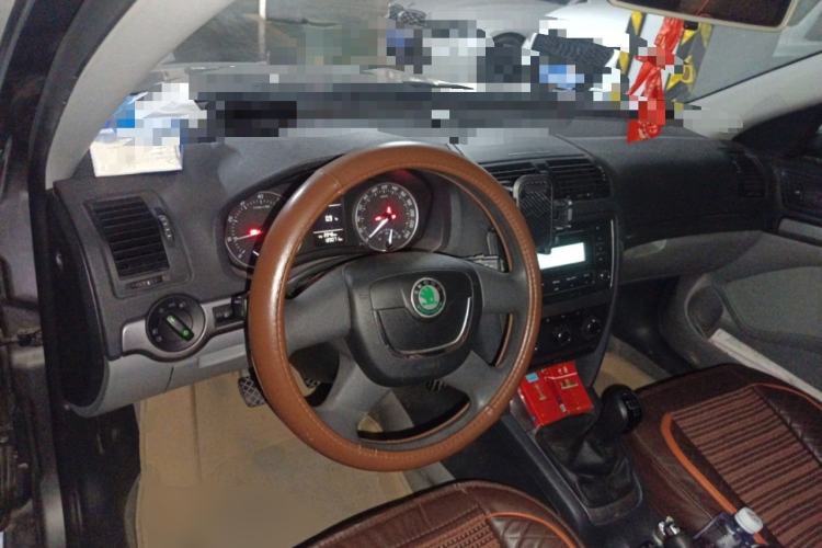 Used Skoda Octavia 2012 1.6L Manual Yijie Edition Center Console