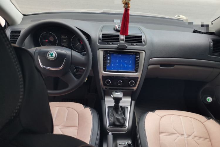 Used Skoda Octavia 2012 2.0L Automatic Yijie Version Center Console