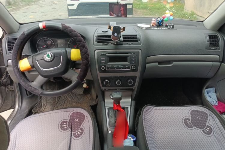 Used Skoda Octavia 2012 1.6L Automatic Yijie Edition Center Console
