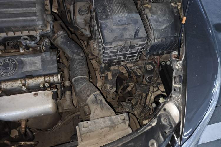 Used Skoda Octavia 2012 1.6L Automatic Yijun Edition Engine Bay Left