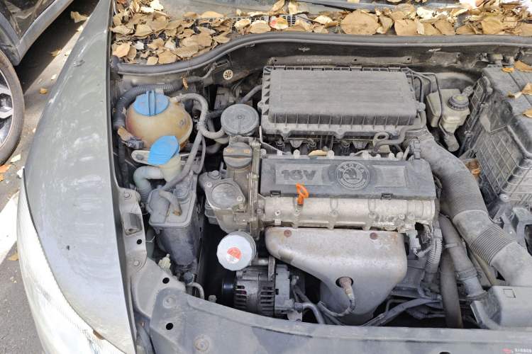 Used Skoda Octavia 2012 1.6L Automatic Yijie Edition Engine Bay Right