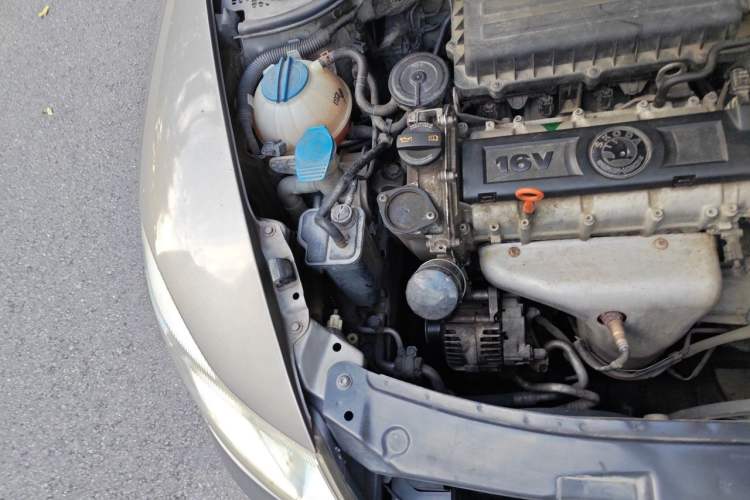 Used Skoda Octavia 2012 1.6L Automatic Yijie Edition Engine Bay Right