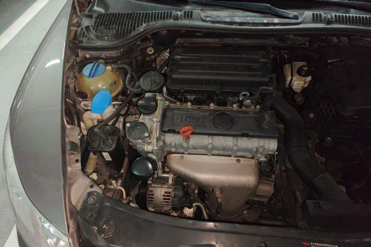 Used Skoda Octavia 2012 1.6L Automatic Yijun Edition Engine Bay Right