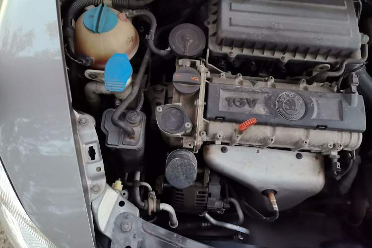 Used Skoda Octavia 2012 1.6L Automatic Yijie Edition Engine Bay Right