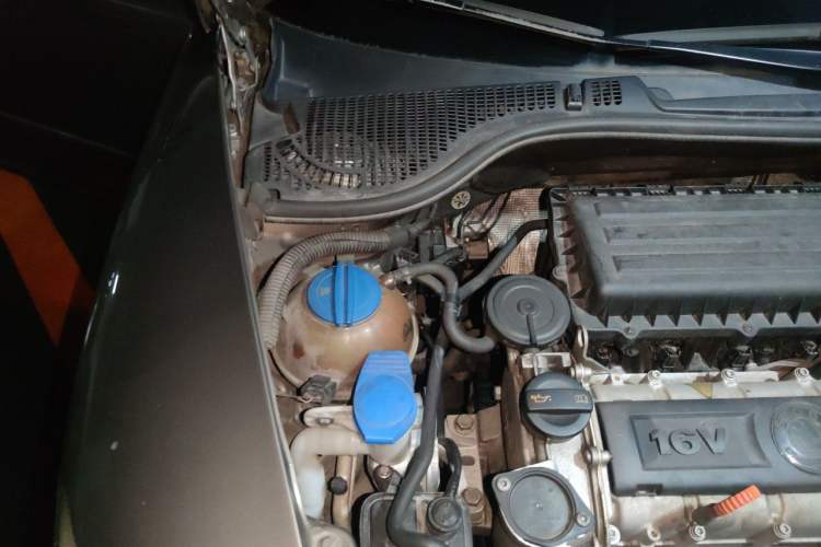 Used Skoda Octavia 2012 1.6L Automatic Yijun Edition Engine Bay Right