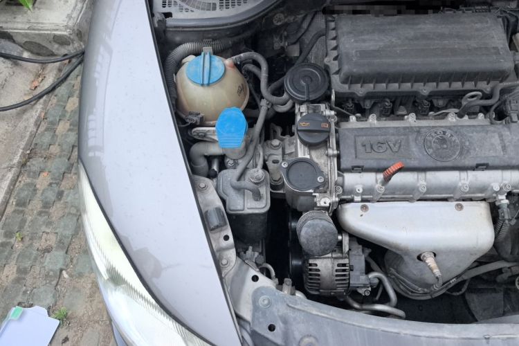 Used Skoda Octavia 2012 1.6L Automatic Yijun Edition Engine Bay Right