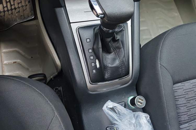 Used Skoda Octavia 2012 1.6L Automatic Yijie Edition Gear Lever