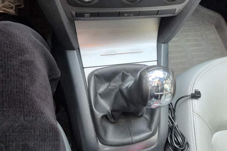Used Skoda Octavia 2012 1.6L Manual Yijun Edition Gear Lever