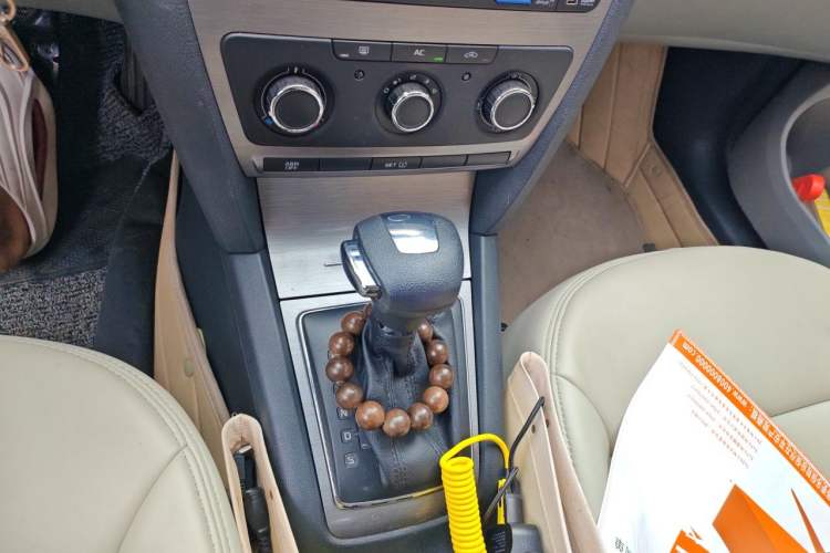 Used Skoda Octavia 2012 1.6L Automatic Yijie Edition Gear Lever
