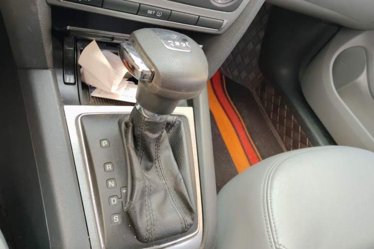 Used Skoda Octavia 2012 1.4TSI DSG Yijun Edition Gear Lever