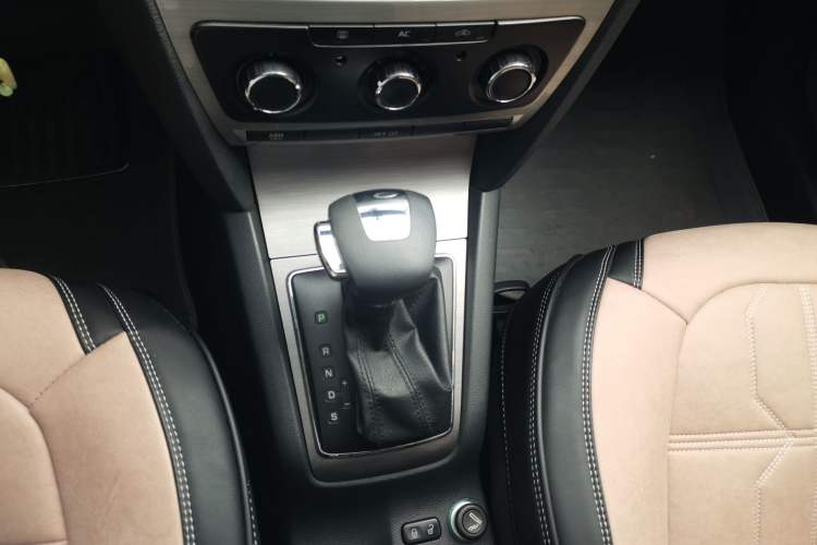 Used Skoda Octavia 2012 2.0L Automatic Yijie Version Gear Lever