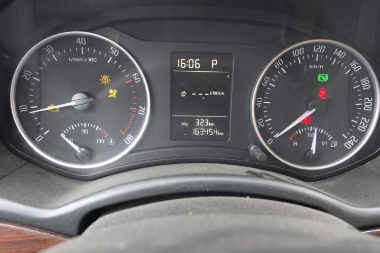Used Skoda Octavia 2012 1.6L Automatic Yijun Edition Odometer Close Up