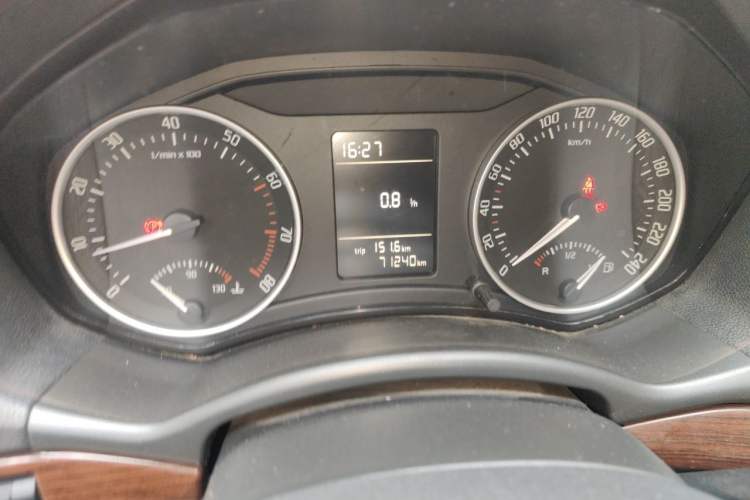 Used Skoda Octavia 2012 1.6L Manual Yijun Edition Odometer Close Up
