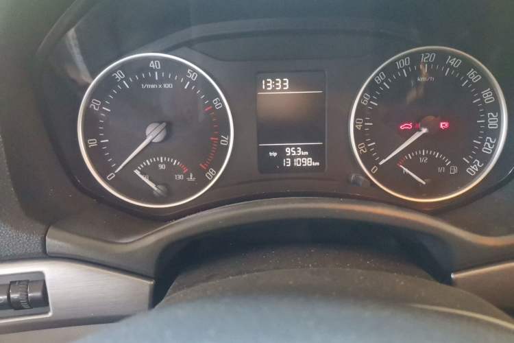 Used Skoda Octavia 2012 1.6L Automatic Yijie Edition Odometer Close Up