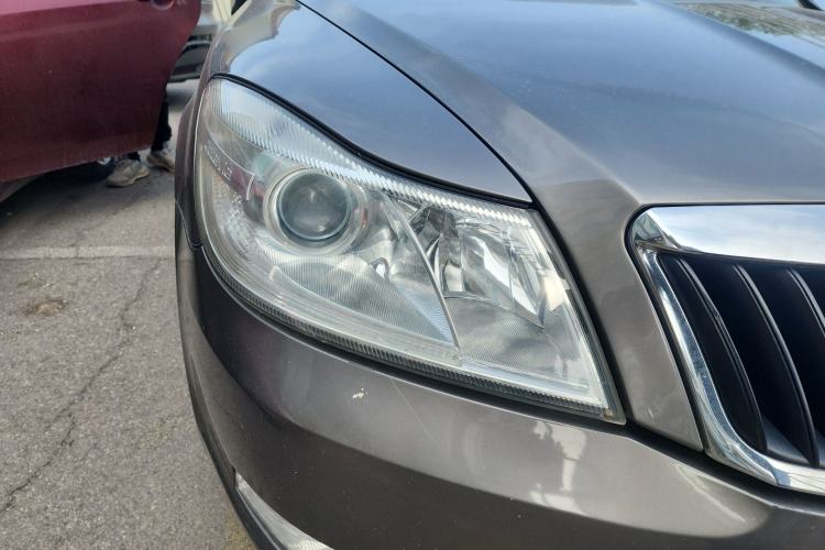 Used Skoda Octavia 2012 2.0L Automatic Yijie Version Right Front Headlight