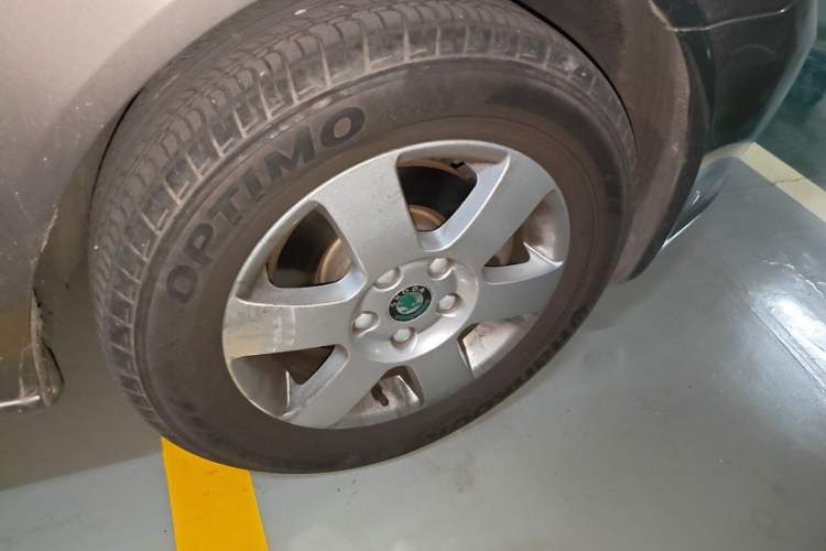 Used Skoda Octavia 2012 1.6L Automatic Yijie Edition Right Front Wheel Hub