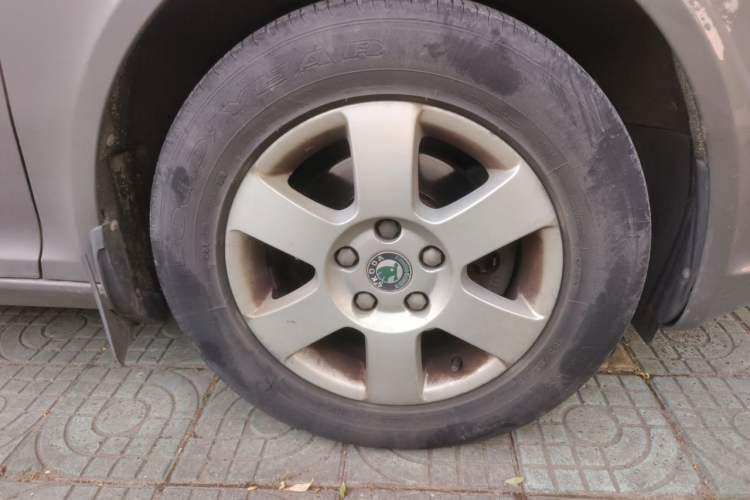 Used Skoda Octavia 2012 1.6L Manual Yijun Edition Right Front Wheel Hub