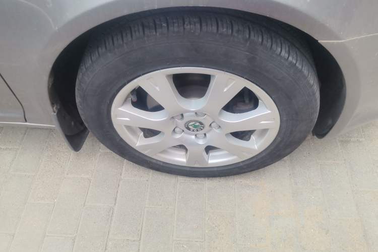 Used Skoda Octavia 2012 2.0L Automatic Yijie Version Right Front Wheel Hub