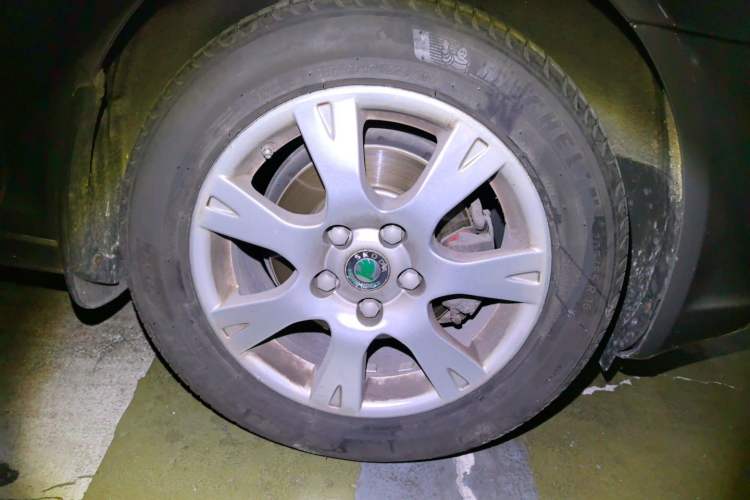 Used Skoda Octavia 2012 2.0L Manual Yijie Version Right Front Wheel Hub