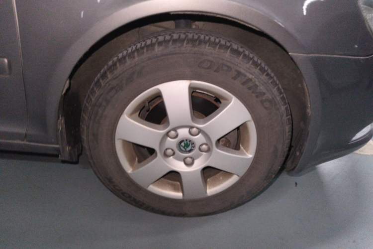 Used Skoda Octavia 2012 1.6L Manual Yijie Edition Right Front Wheel Hub