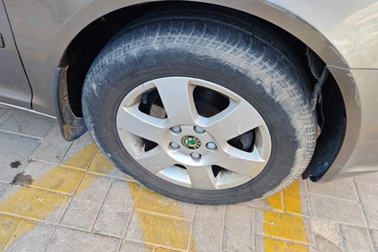 Used Skoda Octavia 2012 1.6L Automatic Yijun Edition Right Front Wheel Hub