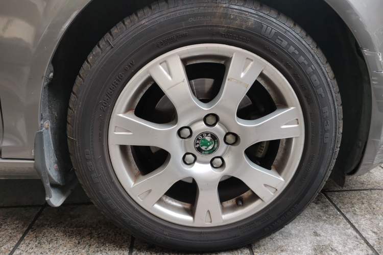 Used Skoda Octavia 2012 2.0L Automatic Yijie Version Right Front Wheel Hub