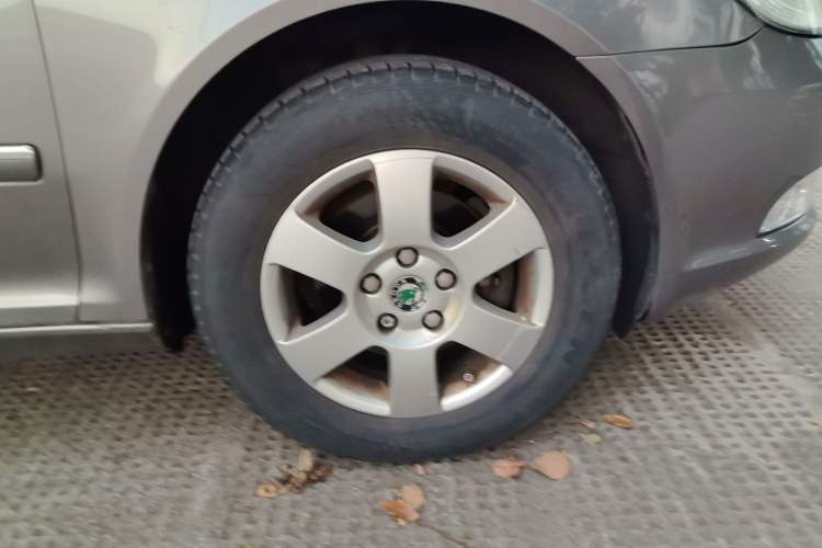 Used Skoda Octavia 2012 1.6L Automatic Yijie Edition Right Front Wheel Hub